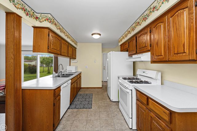 11142 Plumbrook Road, Sterling Heights, MI 48312