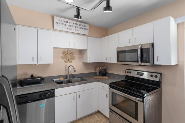 6944 BUHRLEY TERRACE N, St Petersburg, FL 33709