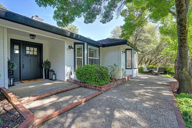 1440 Shadow Rock Dr, Auburn, CA 95602