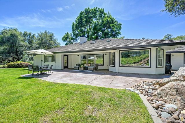 1440 Shadow Rock Dr, Auburn, CA 95602