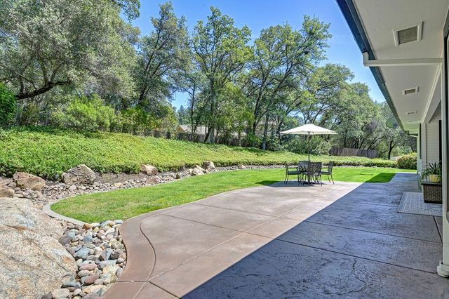 1440 Shadow Rock Dr, Auburn, CA 95602