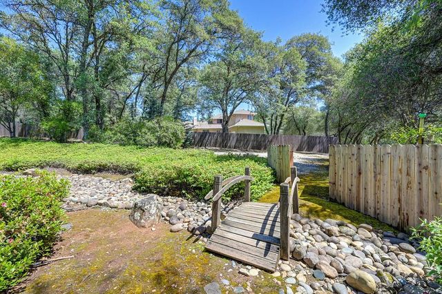 1440 Shadow Rock Dr, Auburn, CA 95602