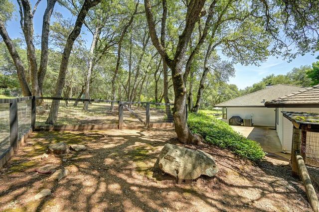 1440 Shadow Rock Dr, Auburn, CA 95602