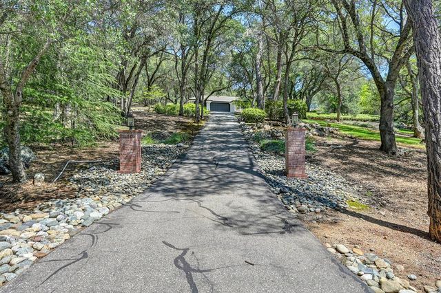 1440 Shadow Rock Dr, Auburn, CA 95602