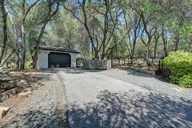 1440 Shadow Rock Dr, Auburn, CA 95602