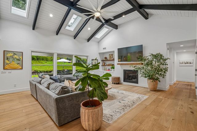 1440 Shadow Rock Dr, Auburn, CA 95602