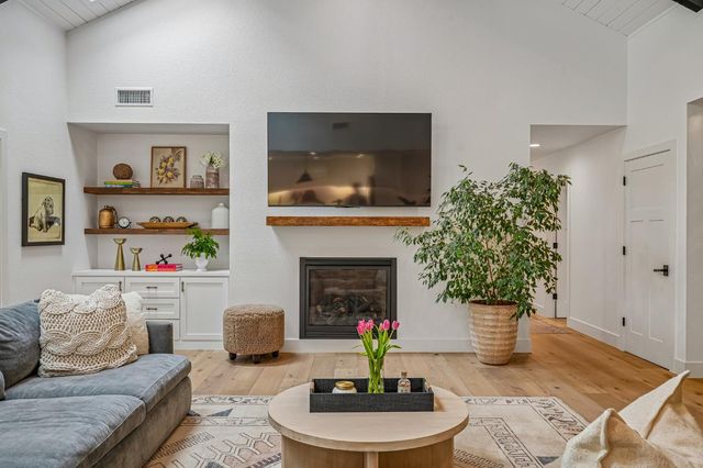 1440 Shadow Rock Dr, Auburn, CA 95602