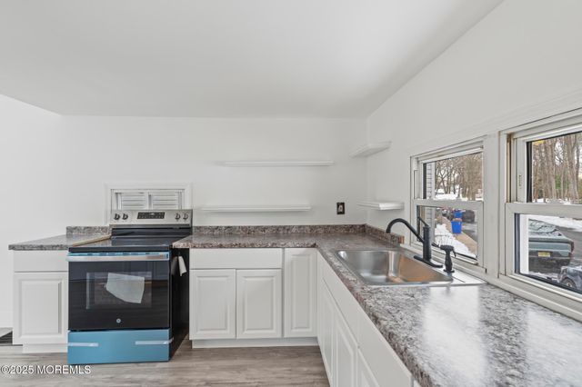 17 Gary Avenue, Hazlet, NJ 07734