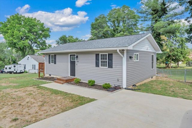 1101 Gearhart RD SE, Roanoke, VA 24014