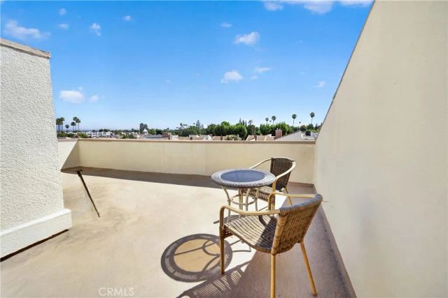 5216 Yarmouth Avenue 305, Encino, CA 91316
