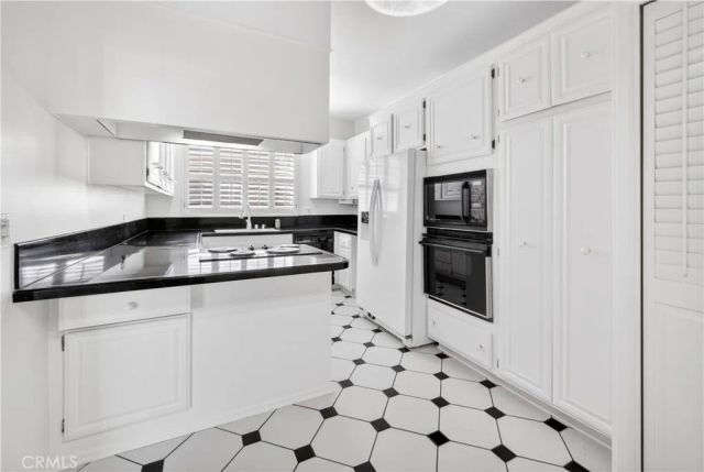 5216 Yarmouth Avenue 305, Encino, CA 91316