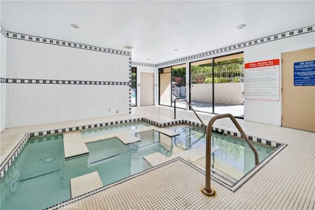 5216 Yarmouth Avenue 305, Encino, CA 91316