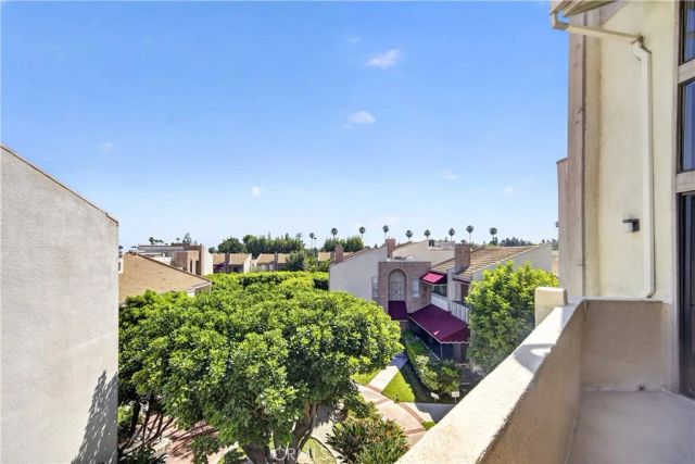 5216 Yarmouth Avenue 305, Encino, CA 91316