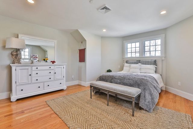 5 Coastline Drive, Mashpee, MA 02649