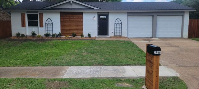 2700 Ozark Drive, Arlington, TX 76014