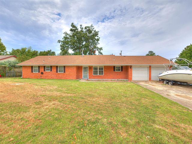 907 Oak Park Drive, Choctaw, OK 73020