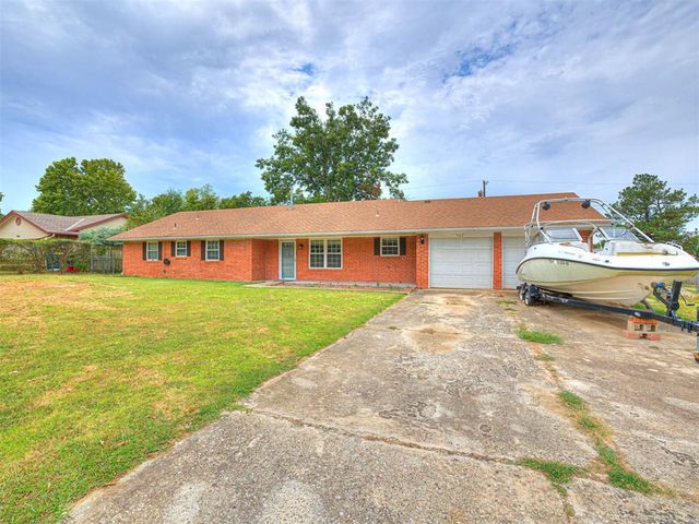 907 Oak Park Drive, Choctaw, OK 73020
