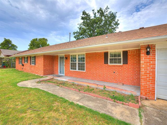 907 Oak Park Drive, Choctaw, OK 73020