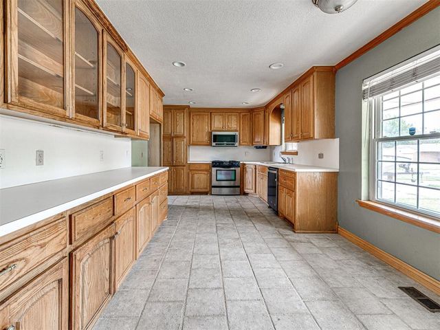 907 Oak Park Drive, Choctaw, OK 73020