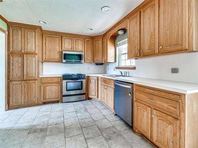 907 Oak Park Drive, Choctaw, OK 73020