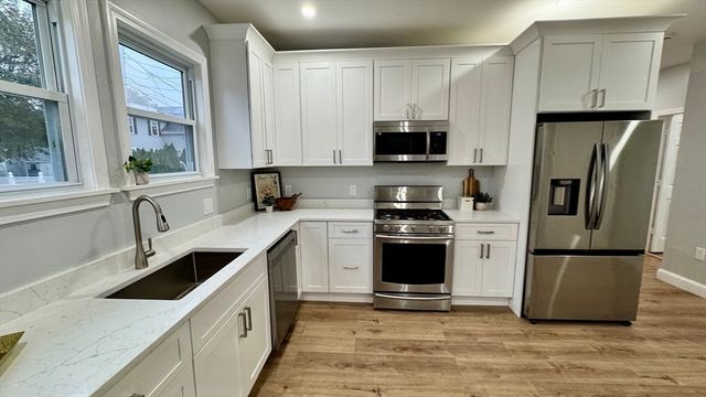 83 Arnold St, Methuen, MA 01844