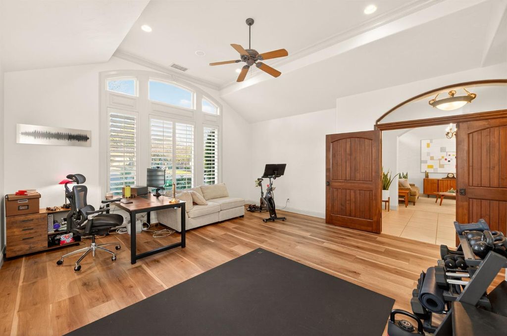 Image 27 of property listing at 3350 E Via Montiano Avenue, Clovis, CA 93619