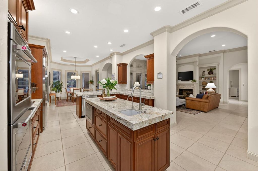 Image 32 of property listing at 3350 E Via Montiano Avenue, Clovis, CA 93619