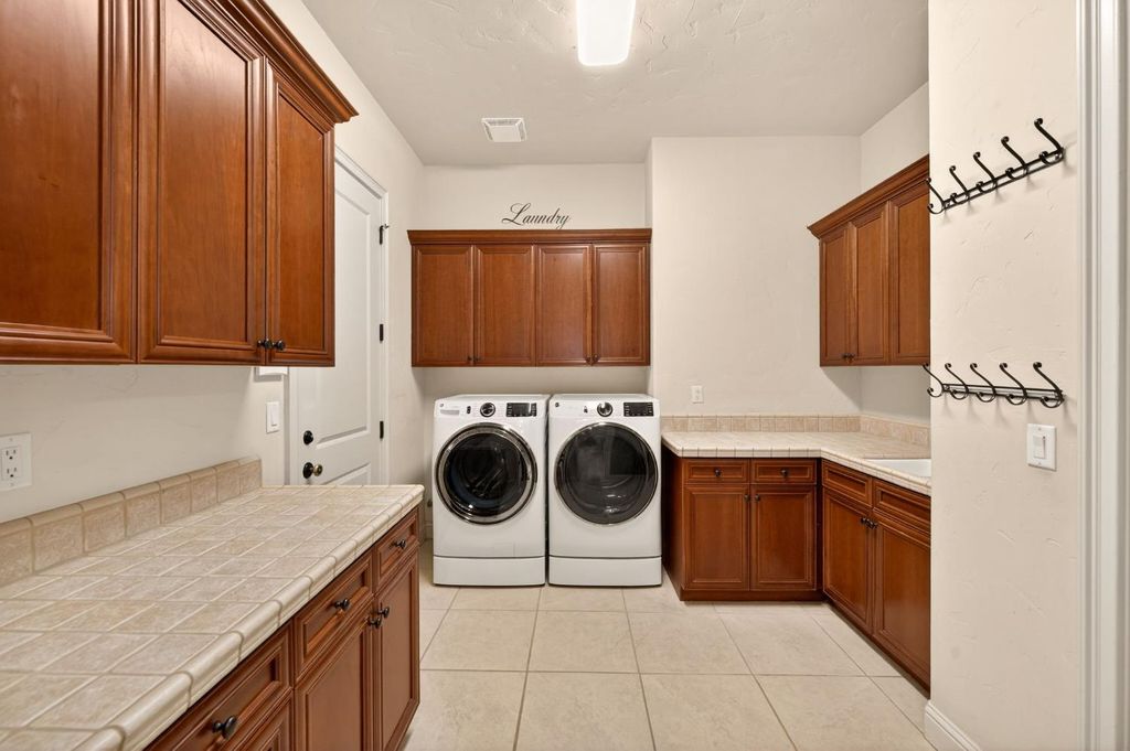 Image 38 of property listing at 3350 E Via Montiano Avenue, Clovis, CA 93619