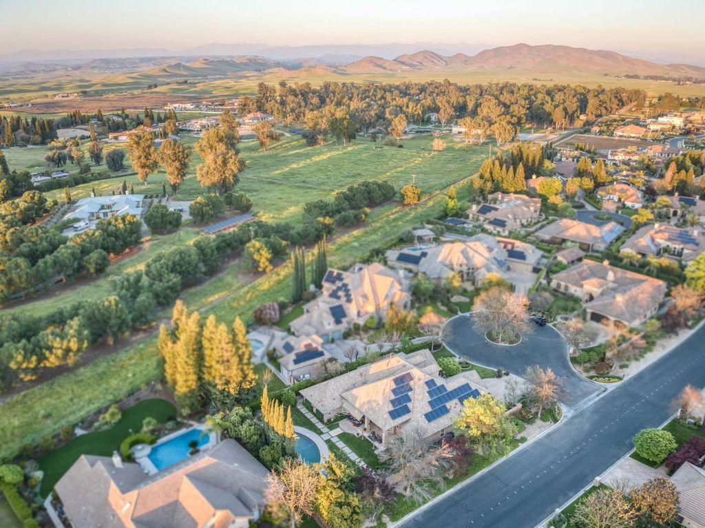 Image 61 of property listing at 3350 E Via Montiano Avenue, Clovis, CA 93619