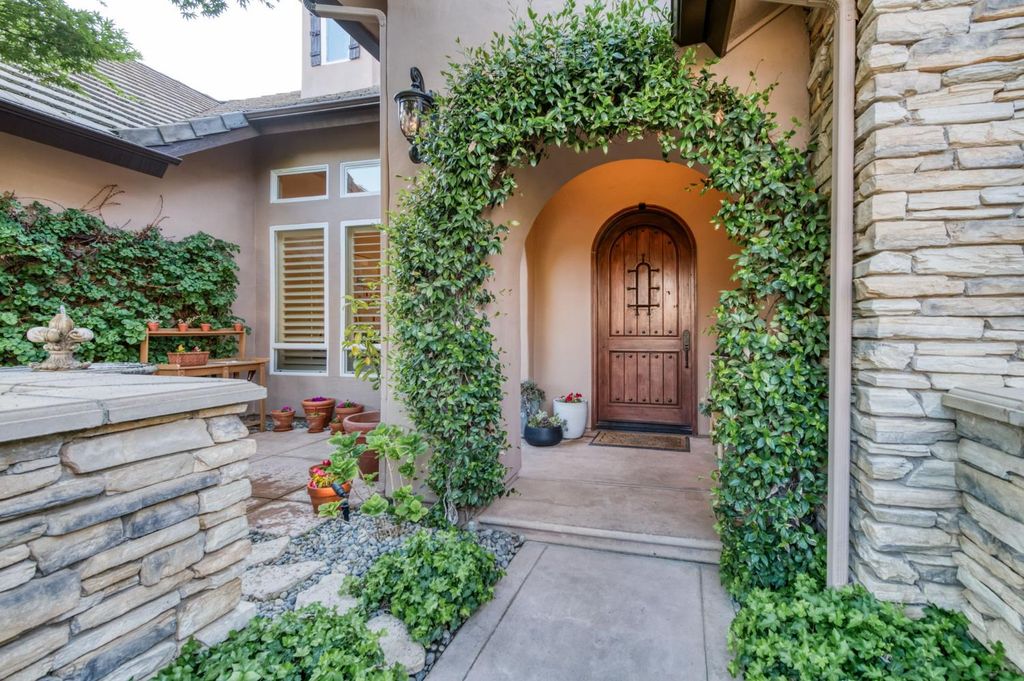 Image 7 of property listing at 3350 E Via Montiano Avenue, Clovis, CA 93619