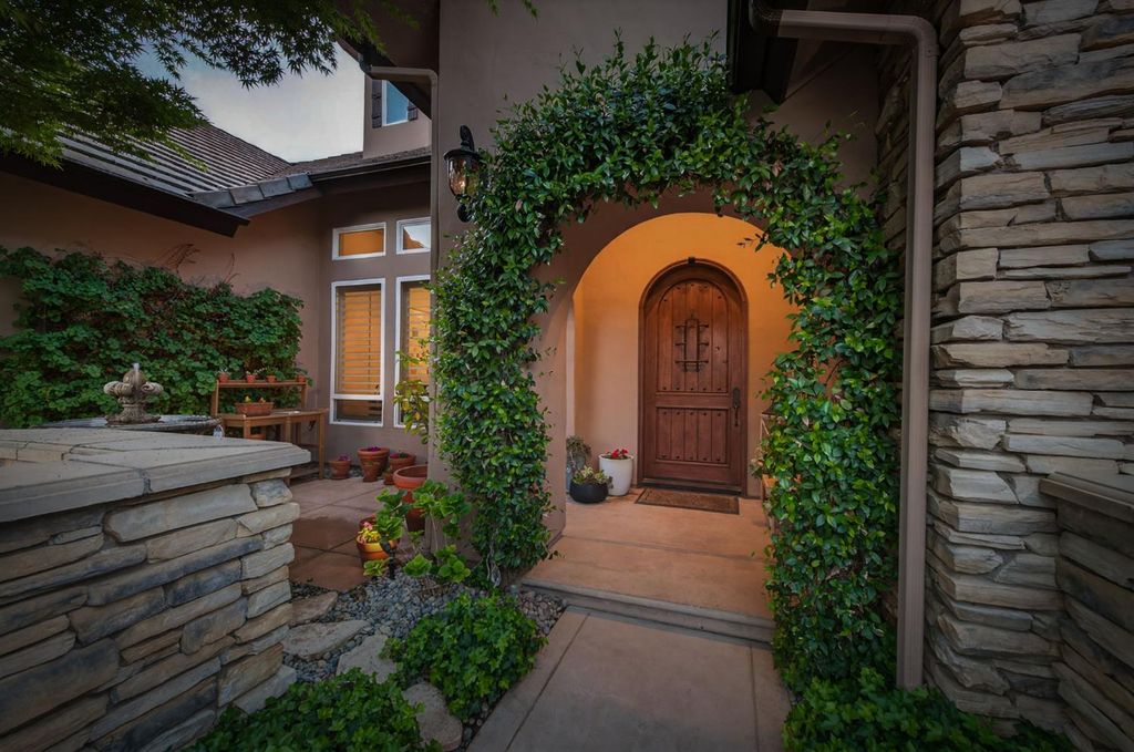 Image 8 of property listing at 3350 E Via Montiano Avenue, Clovis, CA 93619