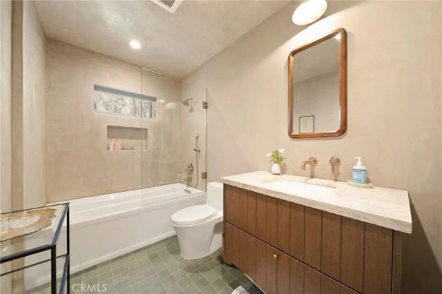 8006 Vicksburg, Los Angeles, CA 90045