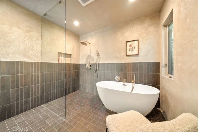 8006 Vicksburg, Los Angeles, CA 90045