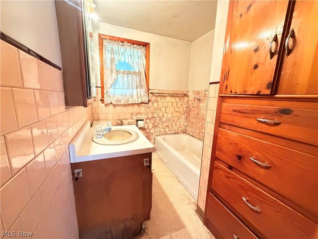 712 Mcdaniel Avenue, Minerva, OH 44657