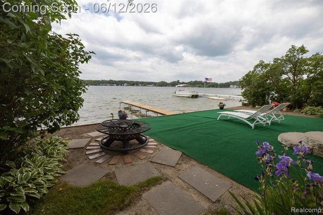 8691 Cooley Lake Road, Commerce Twp, MI 48382