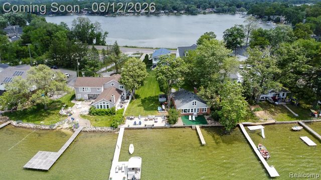 8691 Cooley Lake Road, Commerce Twp, MI 48382