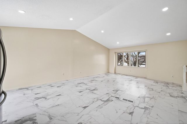 4100 Parkway Ponds Lane, White Bear Lake, MN 55110