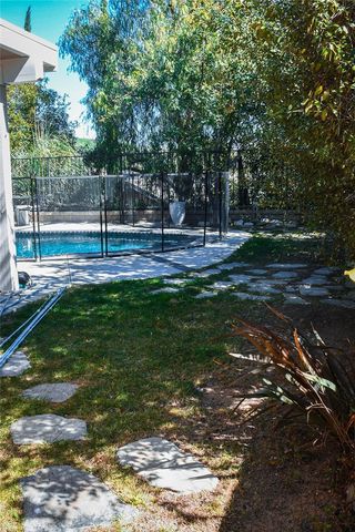 28338 Maxine, Saugus, CA 91350