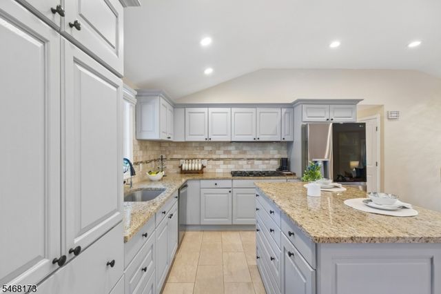 12 Knollwood Dr, Livingston Twp., NJ 07039