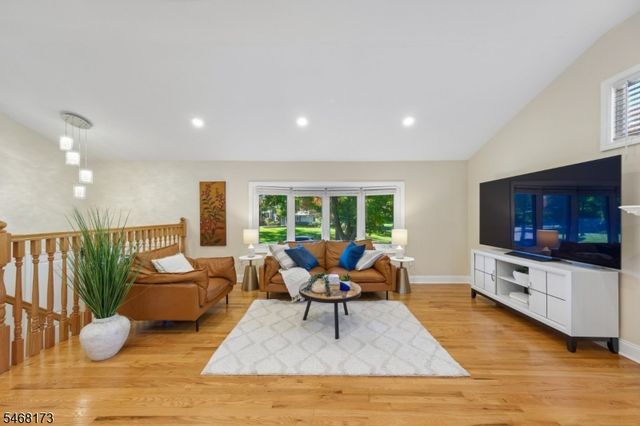 12 Knollwood Dr, Livingston Twp., NJ 07039