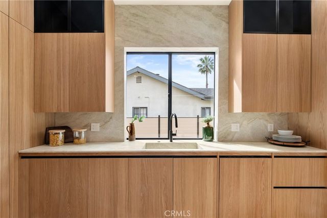 5525 Carpenter Avenue, Valley Village, CA 91607
