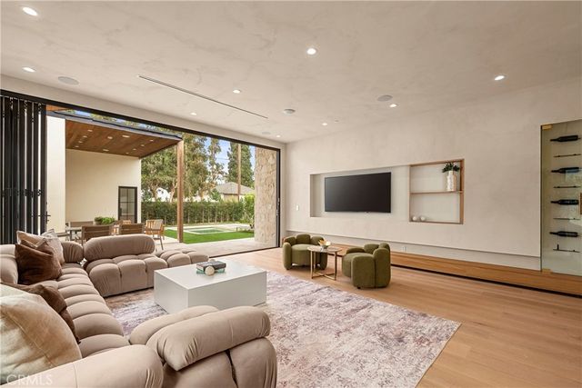5525 Carpenter Avenue, Valley Village, CA 91607
