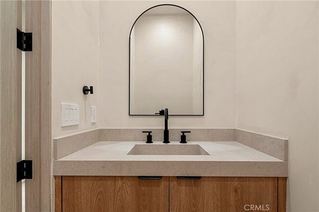 5525 Carpenter Avenue, Valley Village, CA 91607