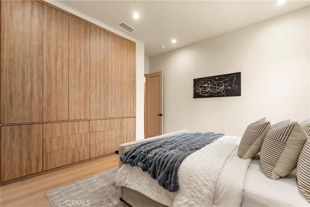 5525 Carpenter Avenue, Valley Village, CA 91607