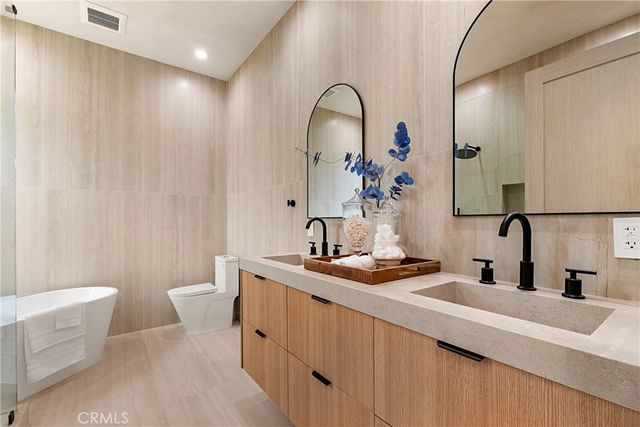 5525 Carpenter Avenue, Valley Village, CA 91607