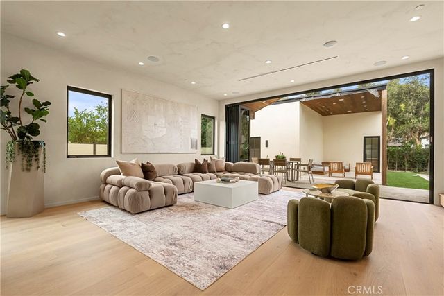 5525 Carpenter Avenue, Valley Village, CA 91607