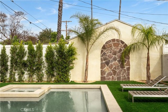 5525 Carpenter Avenue, Valley Village, CA 91607