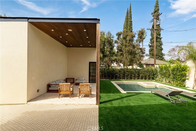 5525 Carpenter Avenue, Valley Village, CA 91607