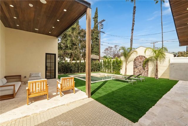 5525 Carpenter Avenue, Valley Village, CA 91607