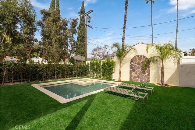 5525 Carpenter Avenue, Valley Village, CA 91607